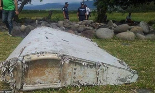 Mảnh vỡ được cho là của MH370 tại Madagascar (ảnh: Daily Mail