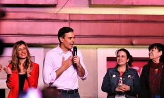 Thủ tướng Tây Ban Nha Pedro Sanchez của Đảng Công nhân XHCN (PSOE) phát biểu trước đám đông cử tri ủng hộ sau khi giành chiến thắng trong cuộc bầu cử vừa qua