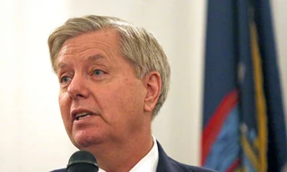 Thượng nghị sĩ Lindsey Graham phát biểu về các nguy cơ mà nước Mỹ phải đối mặt từ các phong trào Hồi giáo cực đoan, tại thành phố New York vào năm 2015 (Ảnh: Spencer Platt/Getty Images)
