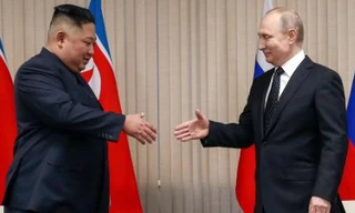 Nhà lãnh đạo Triều Tiên Kim Jong Un (trái) trong buổi hội đàm với Tổng thống Nga Vladimir Putin