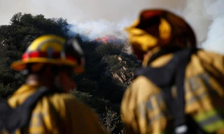 Lực lượng cứu hỏa nỗ lực để dập tắt đám cháy kinh hoàng tại California