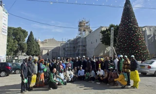 Khách du lịch chụp ảnh trước Nhà thờ Máng Cỏ, thị trấn Bethlehem