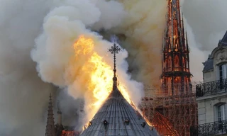 Vụ cháy Nhà thờ Đức Bà Paris buộc Tổng thống Pháp phải hủy bỏ cuộc họp báo nhằm đối phó với phong trào Áo vàng như đã lên kế hoạch
