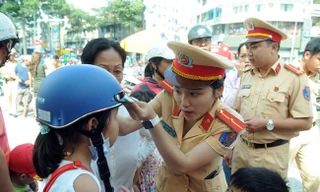 BẢN TIN TÌNH NGUYỆN: Cảnh sát giao thông tặng mũ bảo hiểm cho trẻ em