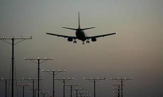 Vợ chồng bị bắt khi mắc COVID-19 vẫn lên máy bay