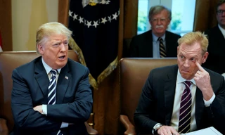 Bộ trưởng Quốc phòng Mỹ Patrick Shanahan (phải) vừa có chuyến đi bất ngờ đến Afghanistan