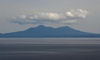 Hòn đảo Kunashiri, một trong số hòn đảo nằm trong quần đảo Kuril hiện vẫn tranh chấp suốt bảy thập niên qua giữa Nga và Nhật Bản