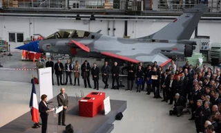 Quang cảnh buổi lễ tiếp nhận máy bay chiến đấu Rafale thế hệ mới của Không quân Pháp