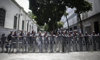 Các nghị sĩ bị lực lượng an ninh ngăn không cho vào tòa nhà Quốc hội Venezuela
