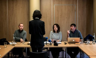 Bà Grace Mạnh trong buổi họp báo giấu mặt tại Pháp