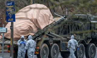 Lực lượng điều tra của Anh tại hiện trường vụ đầu độc ông Skripal và con gái hồi tháng 3.2018 