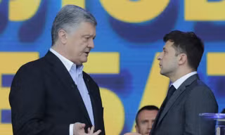 Cuộc tranh cử Tổng thống Ukraine giữa hai ứng viên Petro Poroshenko (trái) và Volodymyr Zelensky đang trở nên nóng hơn, với những rắc rối và lùm xùm bên lề