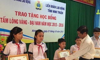 chủ tịch LĐLĐ tỉnh Ninh Thuận trao học bổng "Tấm lòng vàng- Đại Nam" cho con em CNLĐ nghèo 2015