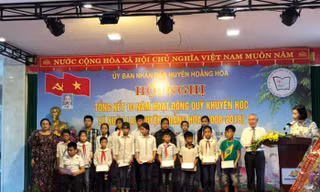 Quỹ khuyến học Lê Xuân Lan trao tặng quà cho học sinh nghèo vượt khó tại huyện Hoằng Hóa.