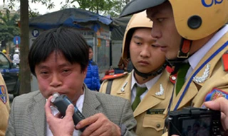 Lực lượng chức năng kiểm tra nồng độ cồn với lái xe Chính