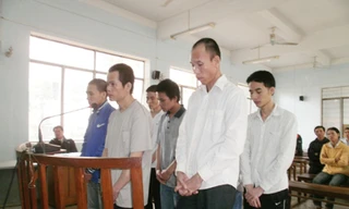 Nhóm bị cáo đứng nghe tuyên án