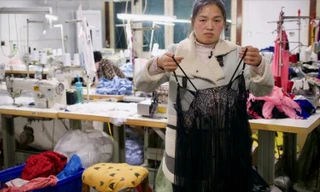 Chị Chen Haili bên chiếc áo ngủ vừa may xong. (Ảnh: SCMP)