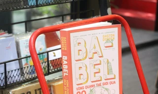 Ảnh chụp sách "Babel: Vòng quanh thế giới qua 20 ngôn ngữ"