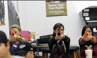 Giáo viên Mỹ học cách đoạt súng của khủng bố