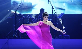 Diva Hồng Nhung múa váy như lên đồng