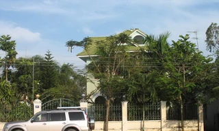 Ô tô của ông Lèo đậu trước biệt thự của ông xây trên đất hơn 20 năm qua bị tố cáo chiếm của ông Lâm Văn Tú. Ảnh: Sáu Nghệ