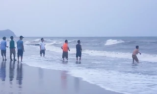Hai học sinh lớp 9 ở Hà Tĩnh bị sóng cuốn mất tích khi tắm biển
