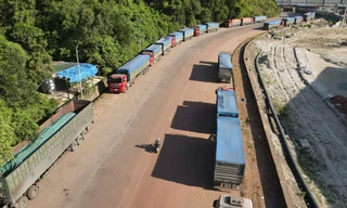 Hàng trăm xe đầu kéo ùn ứ trên quốc lộ 12 ở Hà Tĩnh