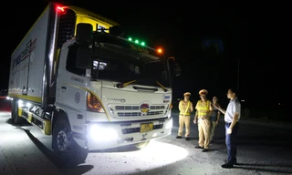 Tước quyền sử dụng phù hiệu ô tô tải chở quá tải trọng trên đường ven biển Hà Tĩnh