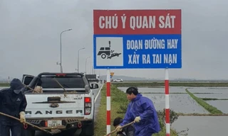 Lắp biển cảnh báo tại ngã tư ‘tử thần’ trên đường ven biển Hà Tĩnh