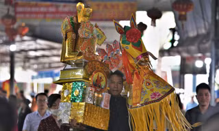 Tiền lẻ kín mâm lễ, hàng nghìn người đổ về đền Chợ Củi ngày đầu năm