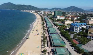 Di dời hàng chục ki ốt chắn biển Thiên Cầm 