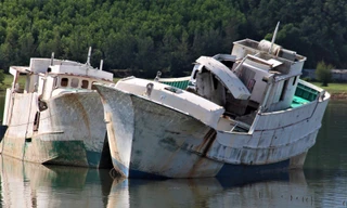 Bãi xác tàu mắc cạn ‘ngáng đường’ thuyền vào tránh trú bão
