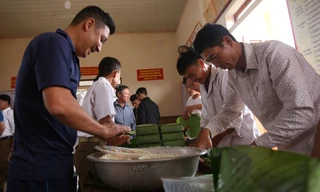 Cả xã thi nhau gói 2.000 bánh chưng dâng lễ vua Mai Hắc Đế