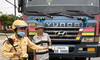 Một tài xế xe đầu kéo biển Lào bị tạm giữ vì sử dụng ma túy