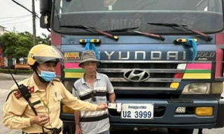 Một tài xế xe đầu kéo biển Lào bị tạm giữ vì sử dụng ma túy