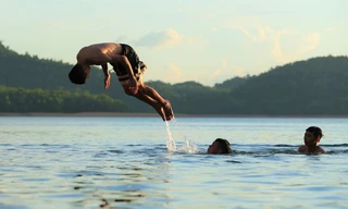 Đổ xô lên hồ Kẻ Gỗ tắm giải nhiệt ngày nắng nóng