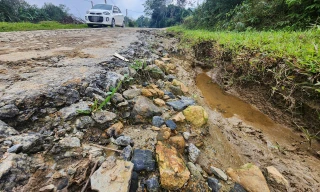 Rùng mình với tuyến đường chằng chịt ổ voi, ổ gà ở Hà Tĩnh