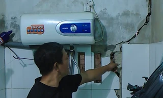 Người dân bất an vì bờ kè sạt lở gây nứt nhà