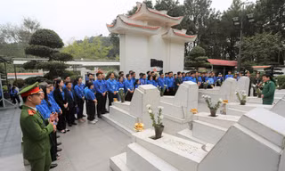 Đoàn đại biểu nhận Giải thưởng Lý Tự Trọng thăm địa chỉ đỏ ở Hà Tĩnh