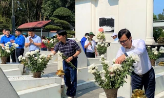 Anh Bùi Quang Huy dâng hương tại ngã ba Đồng Lộc và Khu tưởng niệm anh Lý Tự Trọng