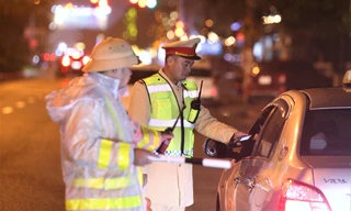 Đêm giá rét dưới 10 độ C tại các chốt kiểm tra nồng độ cồn