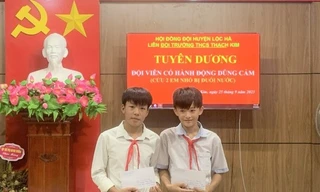 Hai nam sinh dũng cảm cứu em nhỏ đuối nước 