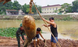 Trục vớt, hủy nổ quả bom cạnh mép sông ở Hà Tĩnh