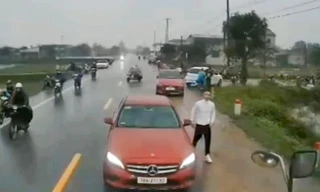 Xử phạt tài xế Mercedes dừng ngược chiều, chặn đầu xe container ở Hà Tĩnh