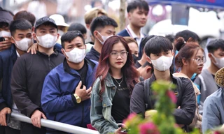 Xếp hàng cả tiếng vẫn khó lên vãn cảnh chùa Hương Tích ngày khai hội