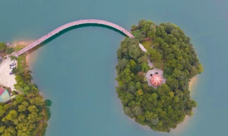 Bên trong đền thờ cố Tổng Bí thư Lê Duẩn ở giữa lòng hồ Kẻ Gỗ