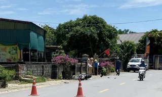 Xe máy chở 3 tông vào cổng nhà dân, một nam sinh tử vong 