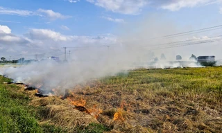 Người đi đường 'cay mắt' vì những cột khói mịt mù bủa vây