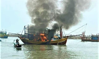 Tàu cá phát hỏa tại bến, nửa tỷ đồng hóa tro than