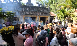 Hàng vạn du khách đến ngôi đền thiêng nơi cửa biển Hà Tĩnh dịp đầu năm